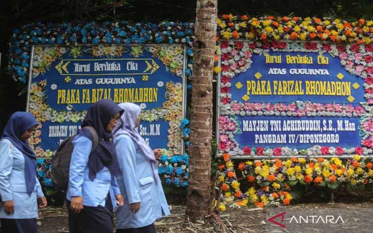 Warga melintas di dekat karangan bunga dukacita saat melayat di kediaman almarhum Praka Farizal Rhomadhon, Sidorejo, Lendah, Kulon Progo, D.I Yogyakarta, Selasa (31/2/2026). Praka Farizal yang tergabung dalam Pasukan Perdamaian PBB di Lebanon (UNIFIL) gugur akibat tembakan artileri di Lebanon Selatan pada Minggu (29/3). ANTARA FOTO/Andreas Fitri Atmoko/tom.