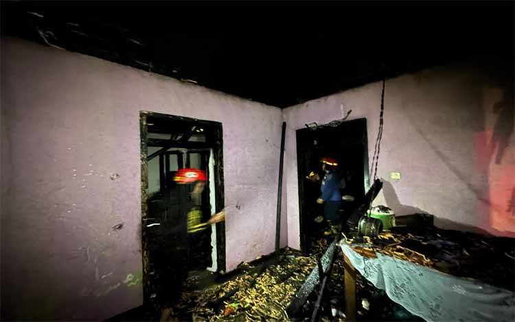 Petugas saat melakukan pemadaman kebakaran rumah di Desa Purwarejo, Kecamatan Sematu Jaya, Rabu malam, 1 April 2026 (FOTO: ISTIMEWA)
