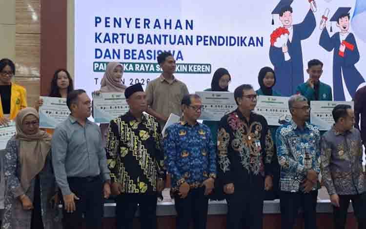 Anggota DPRD Palangka Raya, Khemal Nasery bersama sejumlah anggota DPRD lainnya menghadiri kegiatan launching program beasiswa dan lomba kampung keren. (FOTO: MARINI)