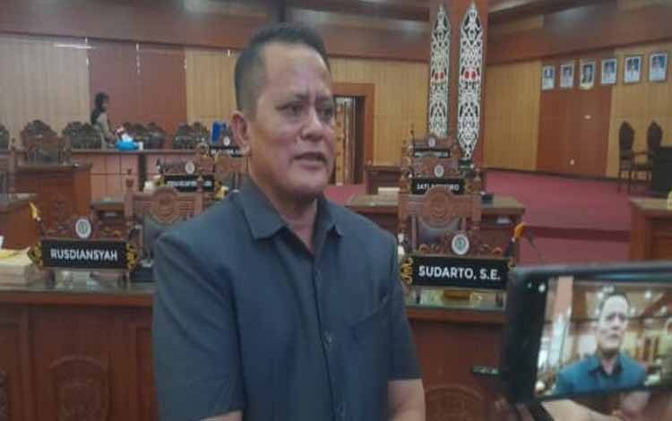 Anggota Komisi I DPRD Palangka Raya, Hatir Sata Tarigan (Foto:MARINI)