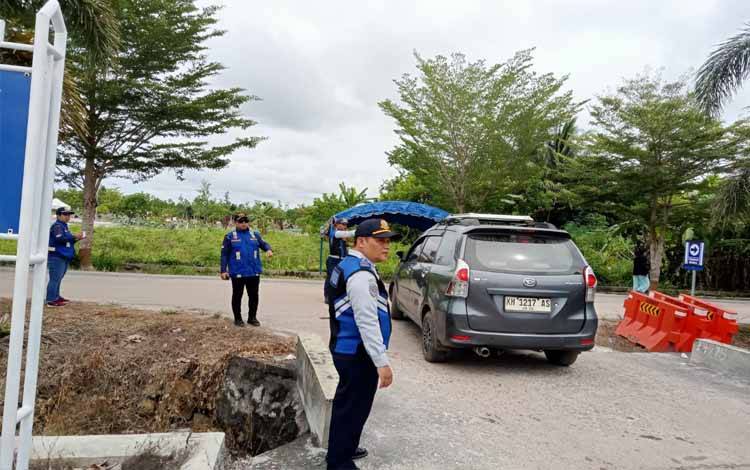 Tim Dishub Palangka Raya saat melakukan pengaturan lalu lintas di komplek TPU Kristen Jalan Tjilik Riwut Kilometer 12 (Foto : IST)
