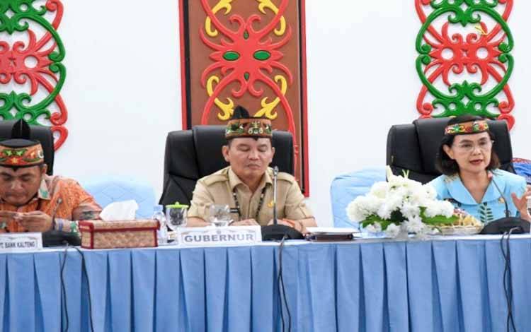 Gubernur Kalimantan Tengah, Agustiar Sabran saat bersama jajaran pejabat PT Bank Kalteng. (FOTO:BIRO ADPIM SETDA KALTENG)