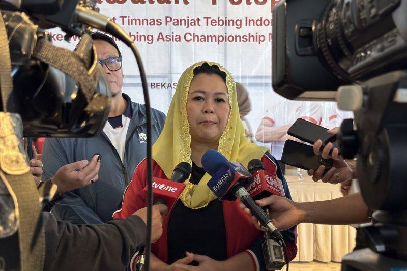 Ketua Umum Federasi Panjat Tebing Indonesia (FPTI) Yenny Wahid dalam konferensi pers di Bekasi, Jawa Barat, Jumat (3/4/2026). (ANTARA/Fajar Satriyo)