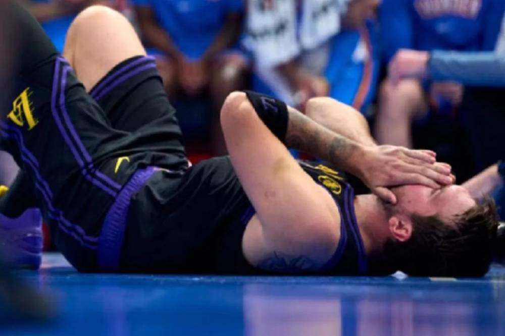 Pemain bintang Los Angeles Lakers Luka Doncic mengalami cedera hamstring dalam laga melawan Oklahoma City Thunder di Oklahoma, Jumat (3/4/2026) WIB. (ANTARA/X/Lakers)