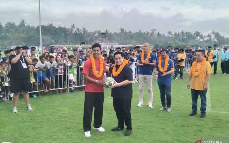 Menteri Pemuda dan Olahraga (Menpora) Erick Thohir memberi bola kepada pemain Tim Nasional U17 Putu Panji (kiri) di sela pembukaan Turnamen Sepak Bola Internasional Bali 7s di Bali United Training Center, Kabupaten Gianyar, Bali, Jumat (3/4/2026) (ANTARA/Dewa Ketut Sudiarta Wiguna)