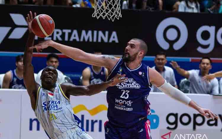 Pebasket Rans Simba Bogor Radsolav Peovic (kanan) memblokir lay up pebasket Satria Muda Pertamina Bandung Jalen Jones (kiri) pada pertandingan lanjutan IBL Gopay 2026 di GOR Bandung Arena, Bandung, Jawa Barat, Sabtu (4/4/2026). Rans Simba Bogor berhasil mengalahkan tuan rumah Satria Muda Pertamina Bandung dengan skor akhir 95-84. ANTARA FOTO/Novrian Arbi/YU (ANTARA FOTO/NOVRIAN ARBI)