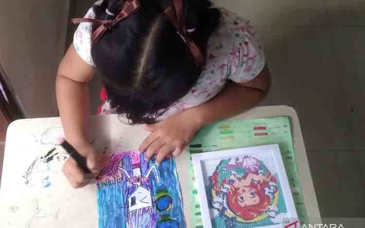 Ilustrasi - Anak mengisi waktu dengan menggambar sebagai salah satu upaya mengurangi paparan gawai dan media sosial. ANTARA/Dewa Ketut Sudiarta Wiguna