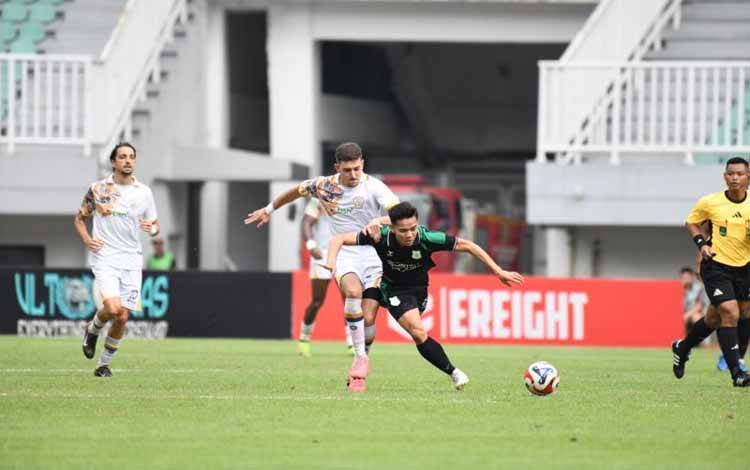 Pemain PSMS (hijau) berebut bola dengan p Mian Persikad (putih) pada laga lanjutan Liga 2 Pegadaian Championship di stadion Pakansari Bogor .ANTARA/HO-PSMS