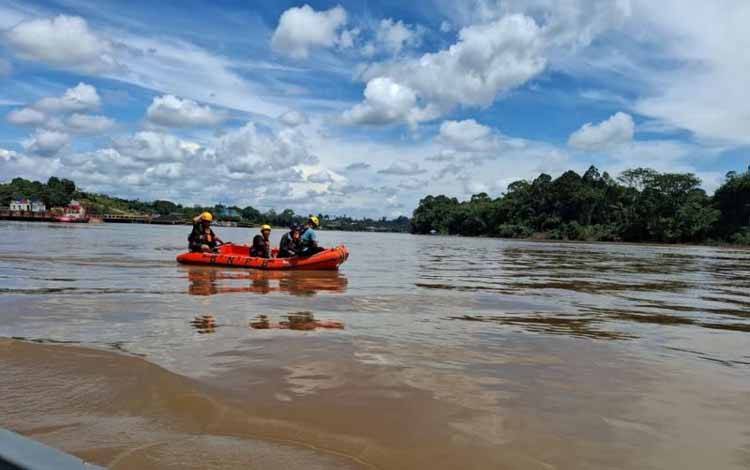 Tim SAR melakukan pencarian dua korban hilang di Sungai Barito di kawasan Muara Teweh,Kabupaten Barito Utara, Minggu (5/4/2026). ANTARA/HO-BPBD Barito Utara