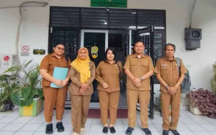 Kepala Laboratorium Lingkungan Dinas Lingkungan Hidup Palangka Raya, Anastavia Oktavianti saat berfoto bersama dengan staff Dinas Lingkungan Hidup Pulang Pisau (Foto : IST