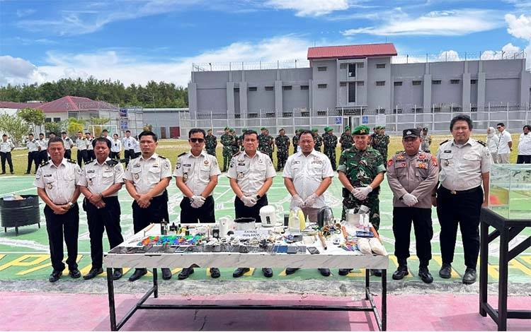 Hasil pengamanan saat razia gabungan dalam rangka Hari Bakti Pemasyarakatan ke-62, Senin, 6 April 2026. (FOTO:LAPAS IIA PALANGKA RAYA)
