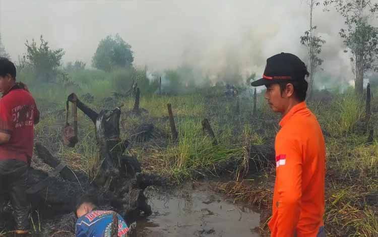 Tim BPBD Palangka Raya saat memadamkan Karhutla. (FOTO: HUMAS)?