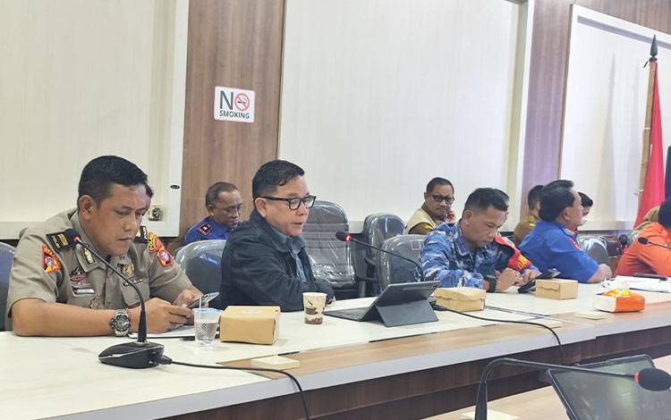 Direktur Perusahaan Daerah Air Minum (PDAM) Tirta Mentaya Sampit Ismanadi saat mengikuti rapat penanganan bencana kekeringan dan karhutla, Selasa, 7 April 2026. (FOTO : IST)