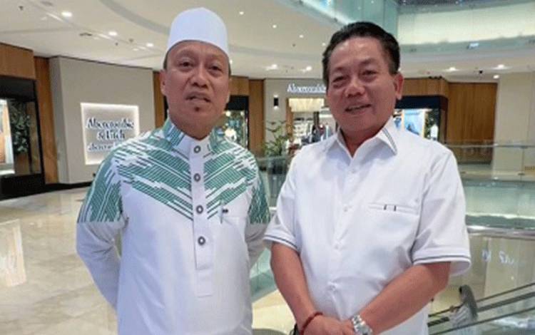Ustaz Das'ad Latif saat bersama Bupati Kapuas M.Wiyatno. (FOTO: IST)