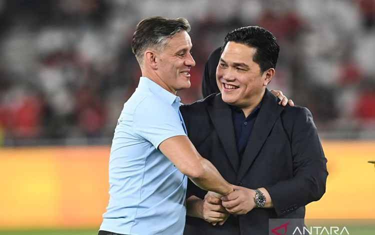 Ketua PSSI Erick Thohir (kanan) berbincang dengan pelatih Timnas Indonesia John Herdman (kiri) usai melawan Timnas Bulgaria pada pertandingan final FIFA Series 2026 di Stadion Utama Gelora Bung Karno (SUGBK), Senayan, Jakarta, Senin (30/3/2026). ANTARA FOTO/Asprilla Dwi Adha/bar