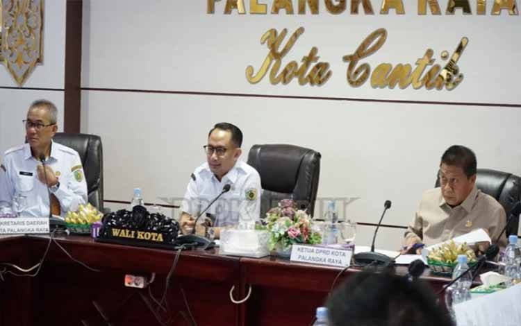 Wali Kota Palangka Raya, Fairid Naparin? saat memimpin rapat membahas persoalan pertanahan. (FOTO: HUMAS)