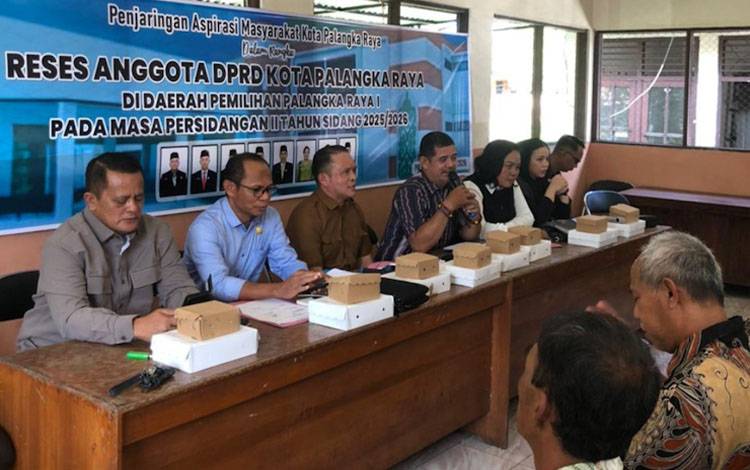 Lurah Banturung, Bambang, menyampaikan aspirasi warga saat reses anggota DPRD Kota Palangka Raya Dapil I. (FOTO: MARINI)