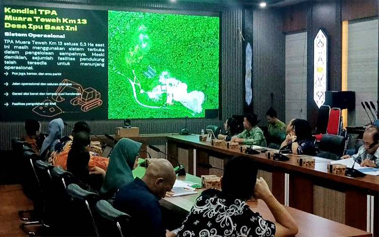 Asisten II Bidang Perekonomian dan Pembangunan Sekretariat Daerah Barito Utara, Bahrum F Girsang didampingi Plt Kepala DLH, saat memimpin rapat koordinasi lintas organisasi perangkat daerah (OPD) di Aula Setda lantai I, terkait penataan TPA KM 13 Ruas jalan Muara Teweh-Puruk Cahu tepatnya Desa Ipu, Kamis 9 April 2026. (foto: Dhani)