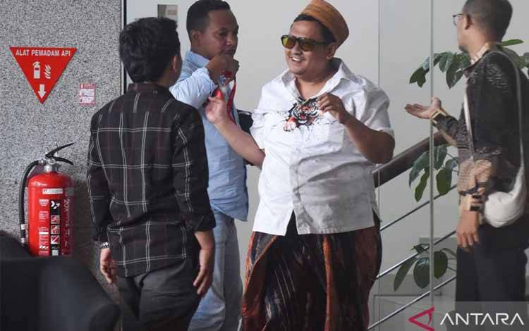Pengusaha rokok Khairul Umam (kedua kanan) berbincang dengan kerabat usai menjalani pemeriksaan di Gedung Merah Putih KPK, Jakarta, Kamis (9/4/2026). KPK memeriksa pengusaha rokok Khairul Umam alias Haji Her sebagai saksi dalam kasus dugaan korupsi di Direktorat Jenderal Bea dan Cukai (DJBC) pada Kementerian Keuangan. ANTARA FOTO/Indrianto Eko Suwarso/agr