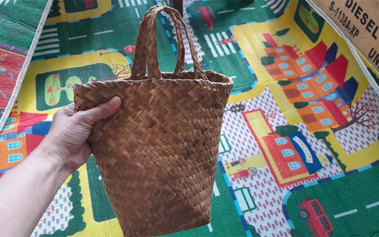Kantong ramah lingkungan dari anyaman bahan purun disebut bakul (Foto: MARINI)