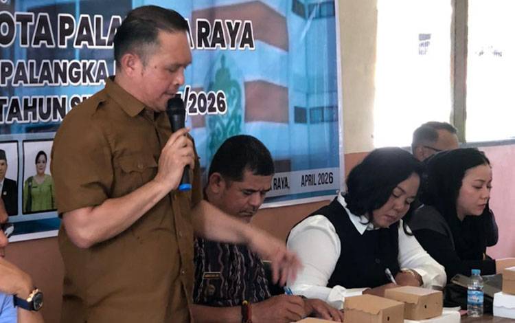 Anggota Komisi II DPRD Palangka Raya Khemal Nasery saat berdialog dengan warga Kelurahan Banturung dalam kegiatan reses. (FOTO: MARINI)