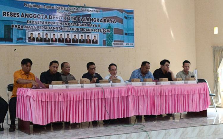 Anggota DPRD Palangka Raya saat melaksanakan reses di Kelurahan Palangka. (FOTO: MARINI)