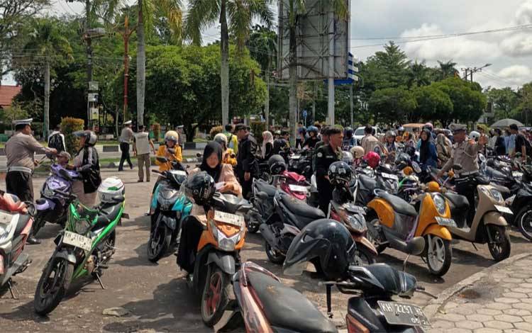 Razia PKB di Jalan Yos Sudarso Palangka Raya. (FOTO: HENDRI)