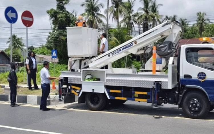 Tim BPTD Kelas II Kalteng saat melakukan perawatan rambu lalu lintas di Jalan Tjilik Riwut Kilometer 3,5. (Foto : IST)