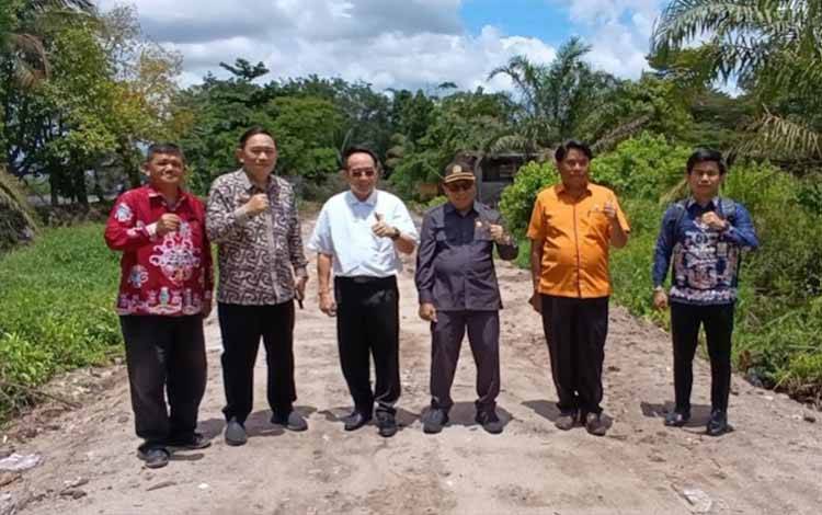 Para anggota dewan saat tinjau pembangunan jalan dalam reses di Dapil II (Foto:MARINI)
