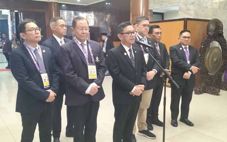 Gubernur Lemhannas Ace Hasan Syadzily (tengah) saat jumpa pers di Kantor Lemhannas, Jakarta Pusat, Sabtu (11/4/2026). ANTARA/Walda Marison