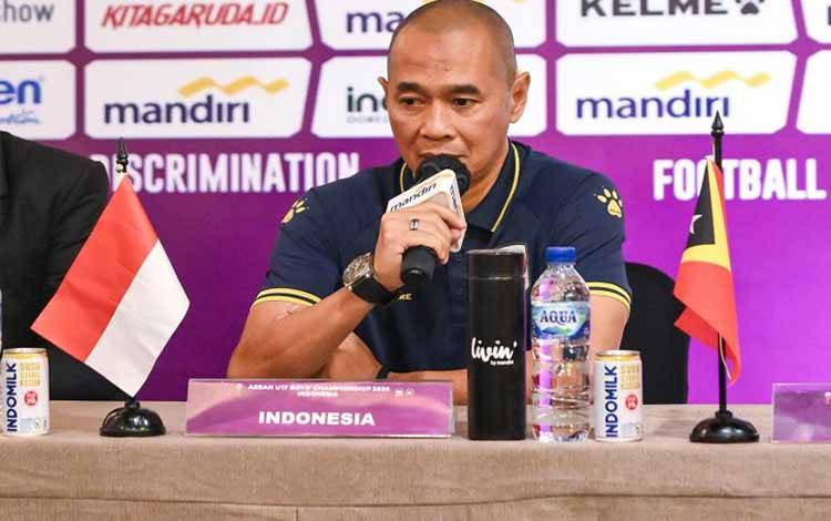 Pelatih Timnas Indonesia U-17 Kurniawan Dwi Yulianto memberikan penjelasan saat konferensi pers prapertandingan Piala AFF U-17 2026 di Surabaya, Jawa Timur, Sabtu (11/4/2026). ANTARA/Rizal Hanafi