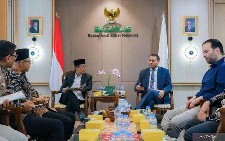 Pimpinan Badan Amil Zakat Nasional (Baznas) RI Mokhamad Mahdum (kiri) menerima kunjungan dari organisasi kemanusiaan asal Libya, Shaikh Tahir Alzawi Charity Organisation (STACO) yang dipimpin oleh Chairman of the Board of Directors STACO, Salem Abdulsalam ElArabi Ramadan (kanan) di Kantor Baznas RI, Jakarta, Kamis (9/4/2026). ANTARA/HO-Baznas RI