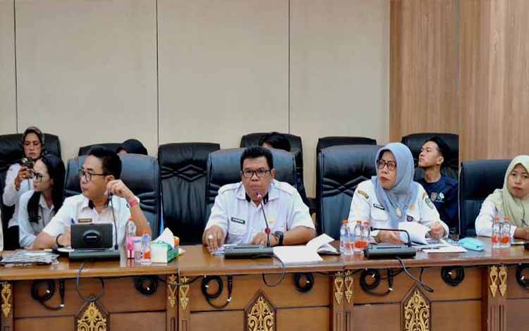 Disnakertranskop UKM Barito Utara rapat dengar pendapat (RDP) dengan DPRD terkait pembangunan KDMP di Barito Utara yang masih menghadapi sejumlah kendala, mulai dari ketersediaan lahan hingga lambannya operasional di lapangan, Rabu 8 April 2026 di ruang rapat DPRD.(foto: Dhani)