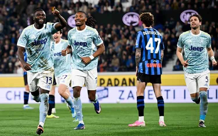 Gelandang Juventus Jeremie Boga (13) merayakan keberhasilannya mencetak gol ke gawang Atalanta pada pertandingan Liga Italia di Stadion Gewiss, Bergamo, Sabtu (11/4/2026) waktu setempat. x.com/juventusfcen