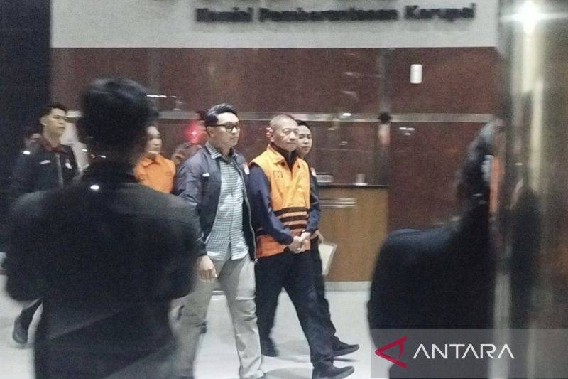 Bupati Tulungagung Gatut Sunu Wibowo yang menjadi tersangka kasus korupsi pemerasan tengah berjalan keluar di Gedung Merah Putih KPK, Jakarta, Minggu (12/4/2026). ANTARA/Bagus Ahmad Rizaldi