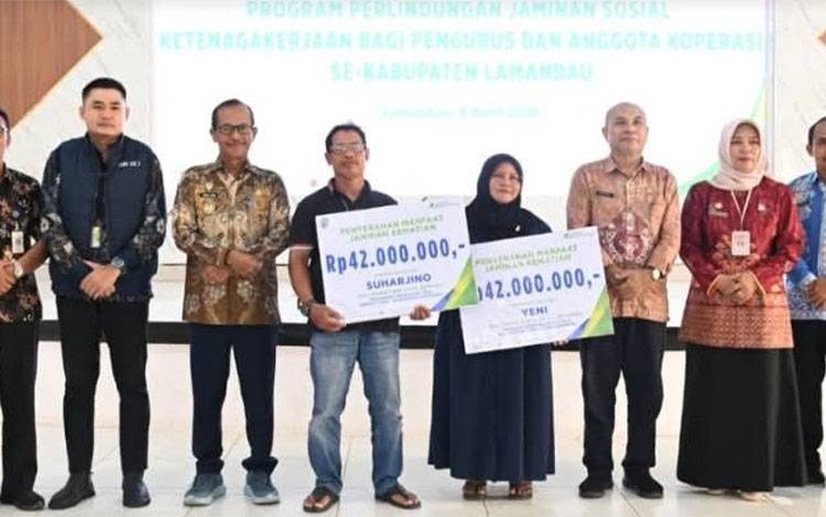 Foto bersama Wabup Abdul Hamid dan para pelaku koperasi usai kegiatan sosialisasi di aula Bappedalitbang, 9 April 2026 ( FOTO : ISTIMEWA)
