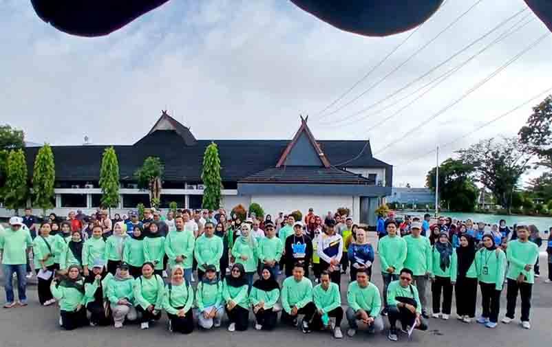 Kepala Dinas Kesehatan Barito Utara, Pariadi AR membuka secara resmi membuka kegiatan pengukuran kebugaran jasmani bagi CJH Barito Utara yang dilaksanakan di halaman Kantor Bupati Barito Utara dan Arena Terbuka Tiara Batara, Minggu 12 April 2026. (Foto: Dhani)