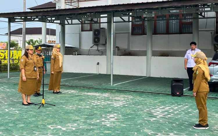 Kepala Bidang Pendidikan dan Pelatihan Teknis Fungsional BKPSDM Palangka Raya Novitarya saat memimpin apel pagi di halaman Kantor BKPSDM Palangka Raya (Foto : IST)