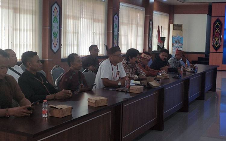 Audiensi Kaharingan Institute Indonesia dengan Dinas ESDM Kalteng di Aula Dinas ESDM Kalteng, Senin, 13 April 2026. (FOTO: HERMAWAN)
