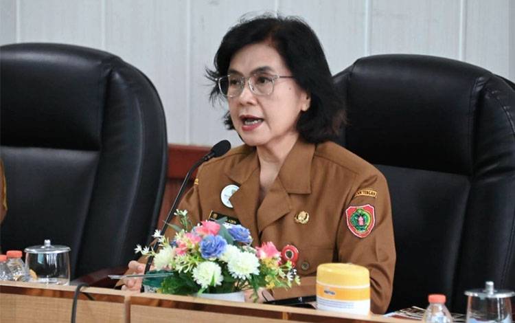 Penjabat Sekretaris Daerah Provinsi Kalimantan Tengah Linae Victoria Aden saat memimpin rapat. (FOTO: BIRO ADPIM SETDA KALTENG)