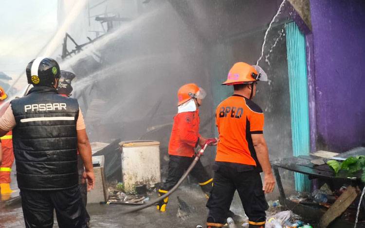 Kondisi sejumlah bangunan yang terbakar di Pasar Blok R Kapuas, Selasa, 14 April 2026. (FOTO: BPBD Kapuas)