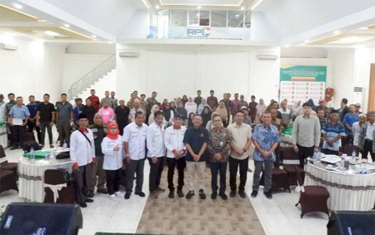Kegiatan praktik pengolahan daun sawit menjadi pakan ternak serta pembuatan biochar dan tankos skala UMKM di Kabupaten Labuhanbatu, Sumatera Utara. (FOTO: Istimewa)