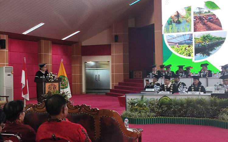 Prof. Dr. Ir. Evi Feronika, M.Si menyampaikan Orasi Ilmiah dalam Sidang Terbuka Senat Universitas Palangka Raya dalam rangka pengukuhan Guru Besar digelar khidmat di Aula Rahan, Rektorat Lantai II pada Rabu, 15 April 2026. (FOTO: TESTI PRISCILLA)