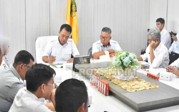 Wakil Wali Kota Palangka Raya, Achmad Zaini saat memimpin rapat persiapan pemberangkatan JCH 2026. (FOTO: HUMAS)