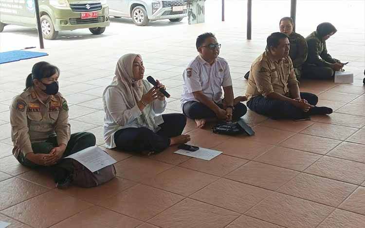 Lurah Panarung Evi Kahayanti saat memimpin sosialisasi penertiban bangunan diatas drainase di Jalan Kecipir (Foto : PATHUR)