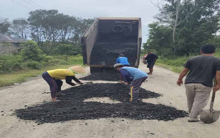 Masyarakat Desa Kantan Dalam saat melaksankan gotong Royong perbaiki jalan, Rabu, 15 April 2026.( FOTO : RETHA)?