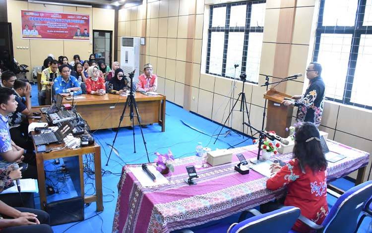Penjelasan SIMPEL WA oleh Kepala Disdukcapil Kapuas di Kuala Kapuas, Kamis, 16 April 2026. (FOTO: Diskominfo Kps)