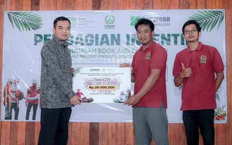 Penyerahan secara simbolis insentif dari skema Book & Claim Roundtable on Sustainable Palm Oil atau RSPO dengan total nilai mencapai Rp1,74 miliar. (FOTO: Istimewa)
