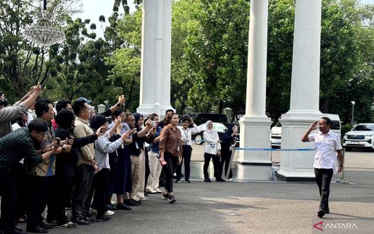 Menteri Energi dan Sumber Daya Mineral (ESDM) Bahlil Lahadalia menyapa wartawan sebelum menghadap Presiden Prabowo Subianto di Istana Kepresidenan RI, Jakarta, Kamis (16/4/2026). ANTARA/Genta Tenri Mawangi.