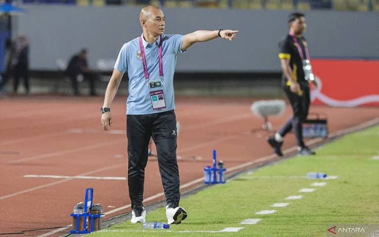 Pelatih Timnas Indonesia U-17 Kurniawan Dwi Yulianto memberikan instruksi kepada pemainnya saat pertandingan melawan Malaysia pada babak penyisihan Grup A Piala AFF U-17 2026 di Stadion Gelora Joko Samudro, Gresik, Jawa Timur, Kamis (16/4/2026) malam. ANTARA/Rizal Hanafi